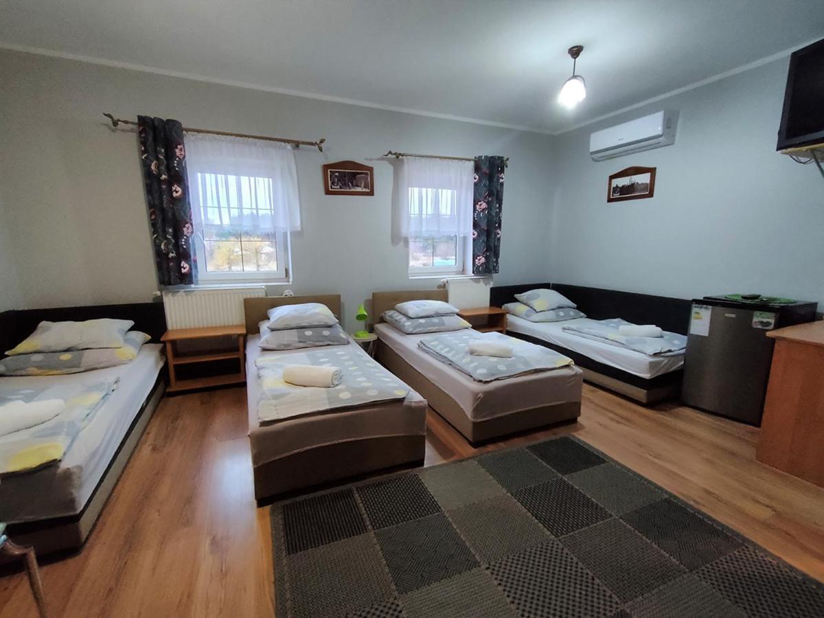 Stajnia Pod Debem Bed & Breakfast สตาราโควิเซอ ภายนอก รูปภาพ