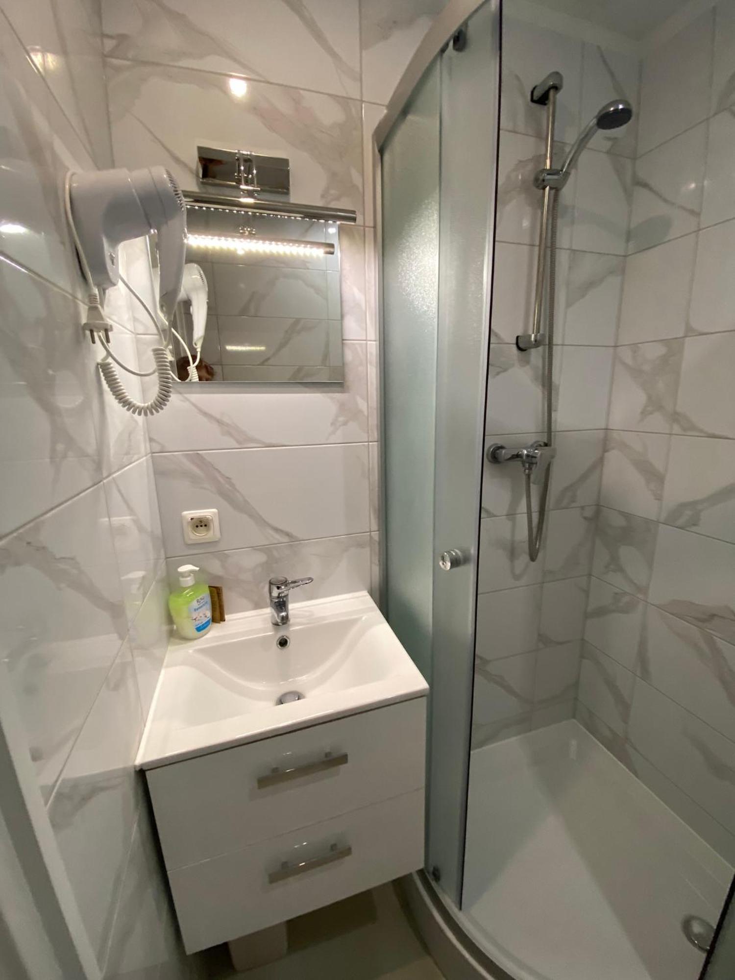 Stajnia Pod Debem Bed & Breakfast สตาราโควิเซอ ภายนอก รูปภาพ